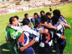 Momento de júbilo de Alianza Lima en Talara. Había goleado a Torino y daba la vuelta olímpica tras 18 años de frustraciones (Foto: Café, Ron y Gol)